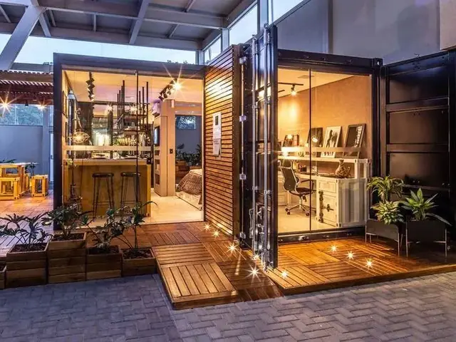 Ambiente comercial em container com deck de madeira