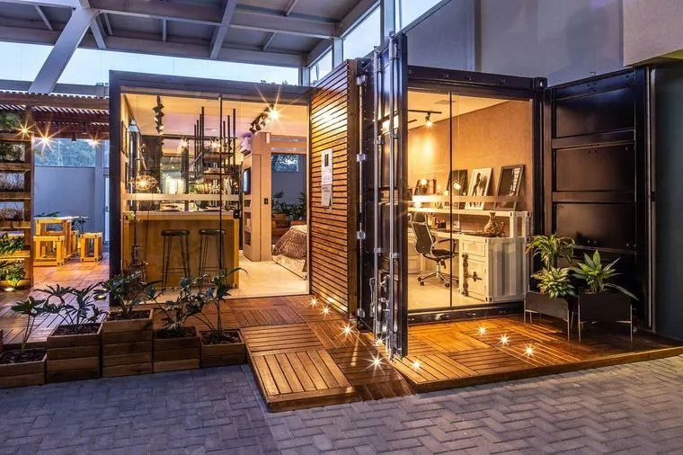 Loja container com fachada envidraçada e deck externo